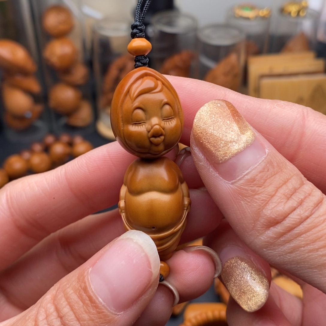 惹***精橄榄核吊坠小人物