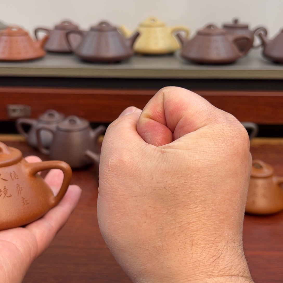 2***锁茶壶紫砂微瑕：85cc 老红泥