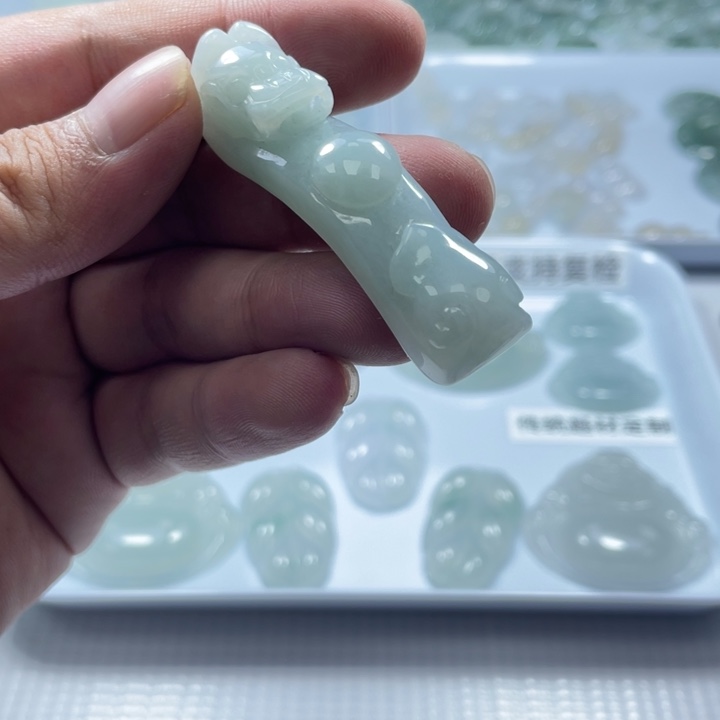 翡翠未镶嵌颈饰龙勾