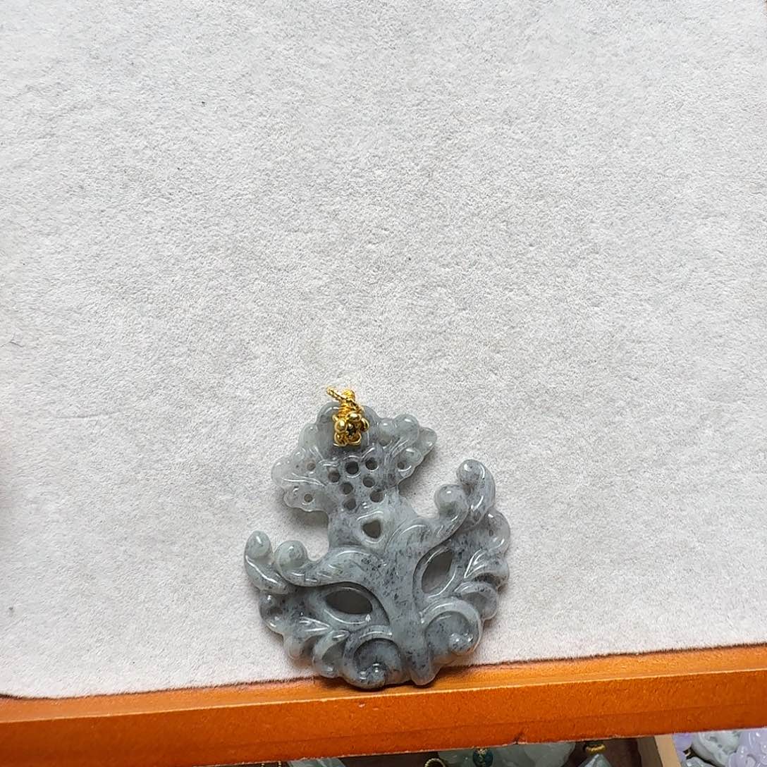 翡翠未镶嵌吊坠(赠链)