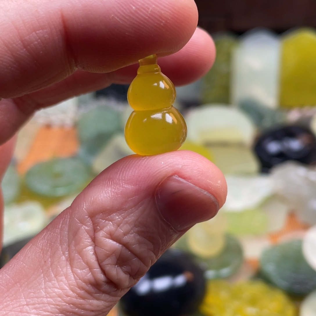 崇***丘蛇纹石玉未镶嵌颈饰