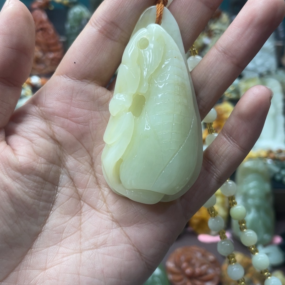 蛇纹石玉未镶嵌颈饰