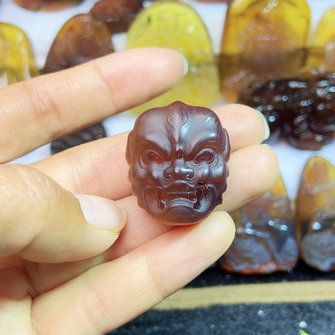 琥珀颈饰未镶嵌兽头