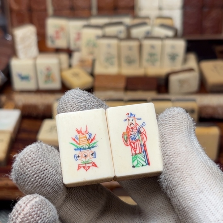 小***哥实心竹雕刻手把件