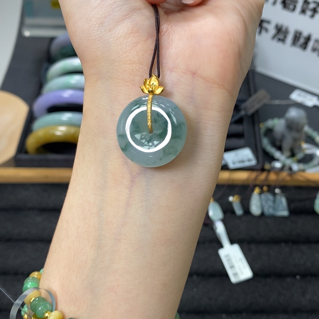 颈饰18K金镶嵌翡翠