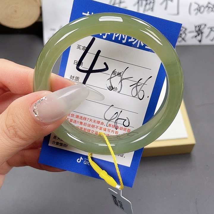 和田玉未镶嵌手镯