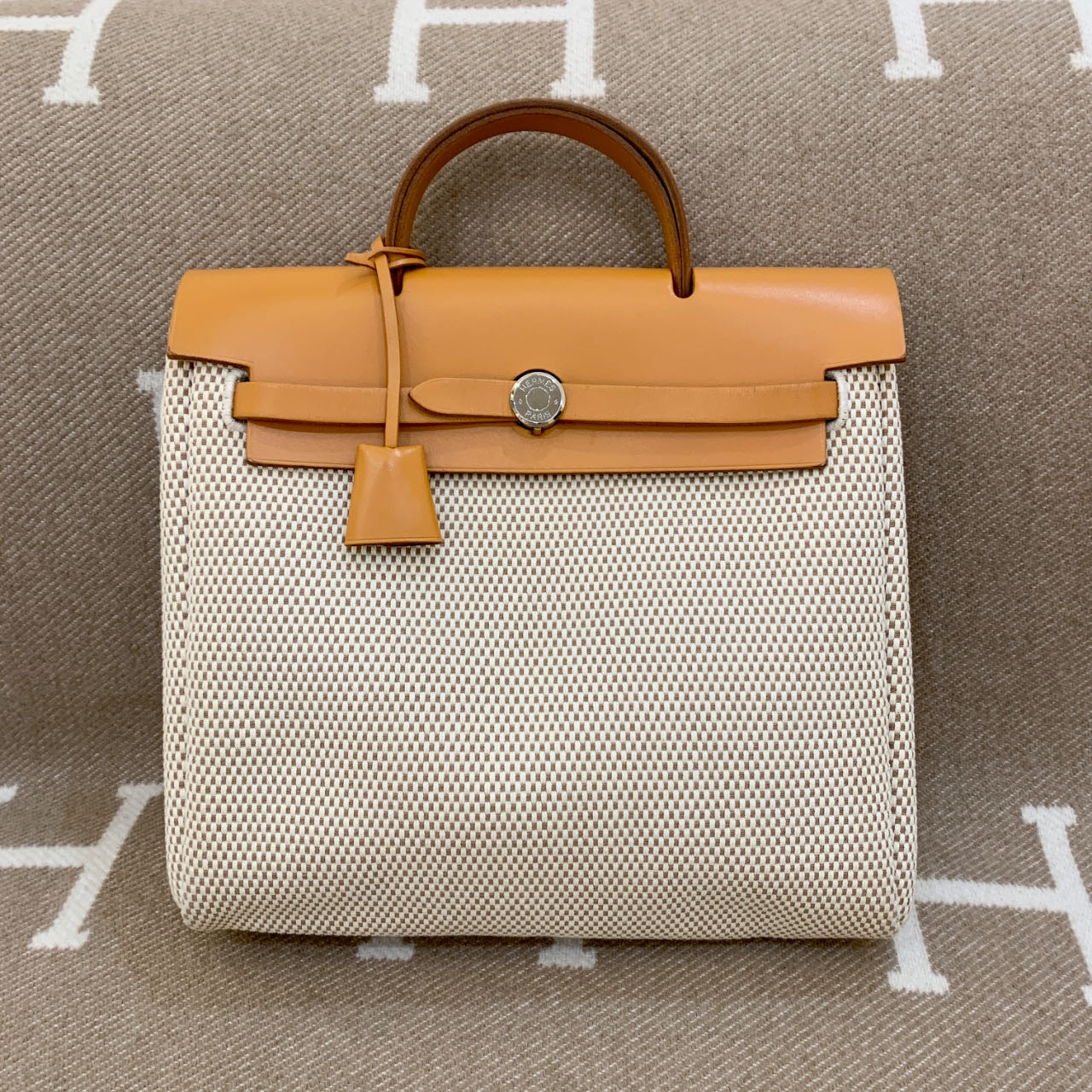 99新 Hermes/爱马仕 herbag 31 框O 帆布 沙滩金89 黑色0222m9 