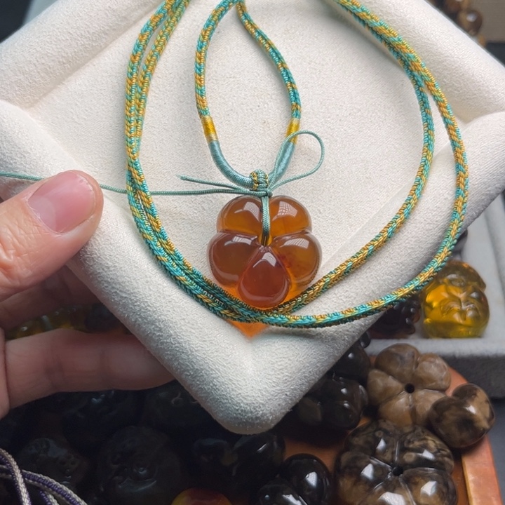 琥珀未镶嵌颈饰花