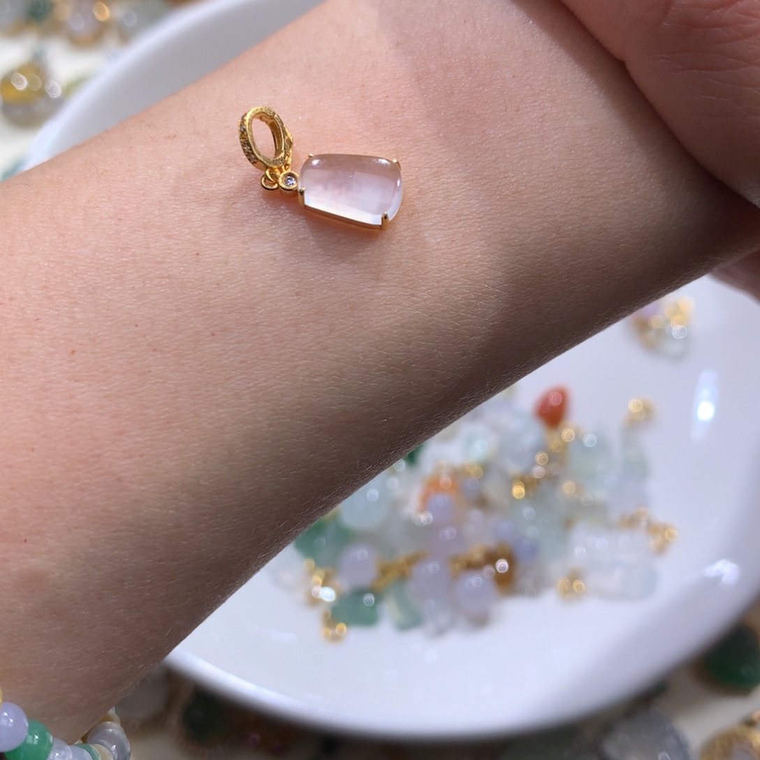 女***~翡翠18K金镶嵌颈饰翡翠