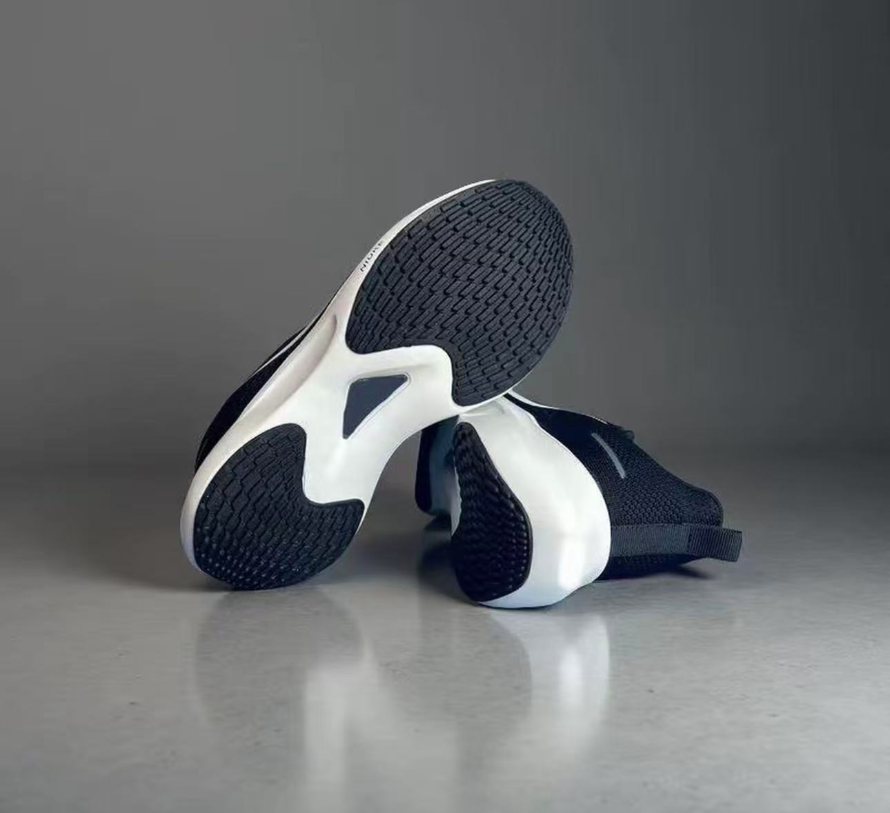 {品牌断码}夏季薄款透气男女款运动鞋