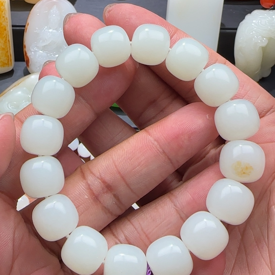 无***%和田玉未镶嵌颈饰