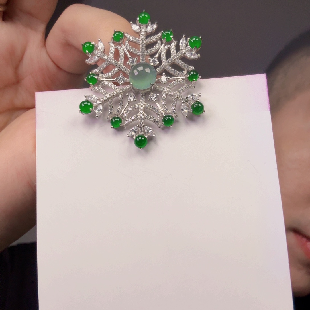 翡翠未镶嵌颈饰一件