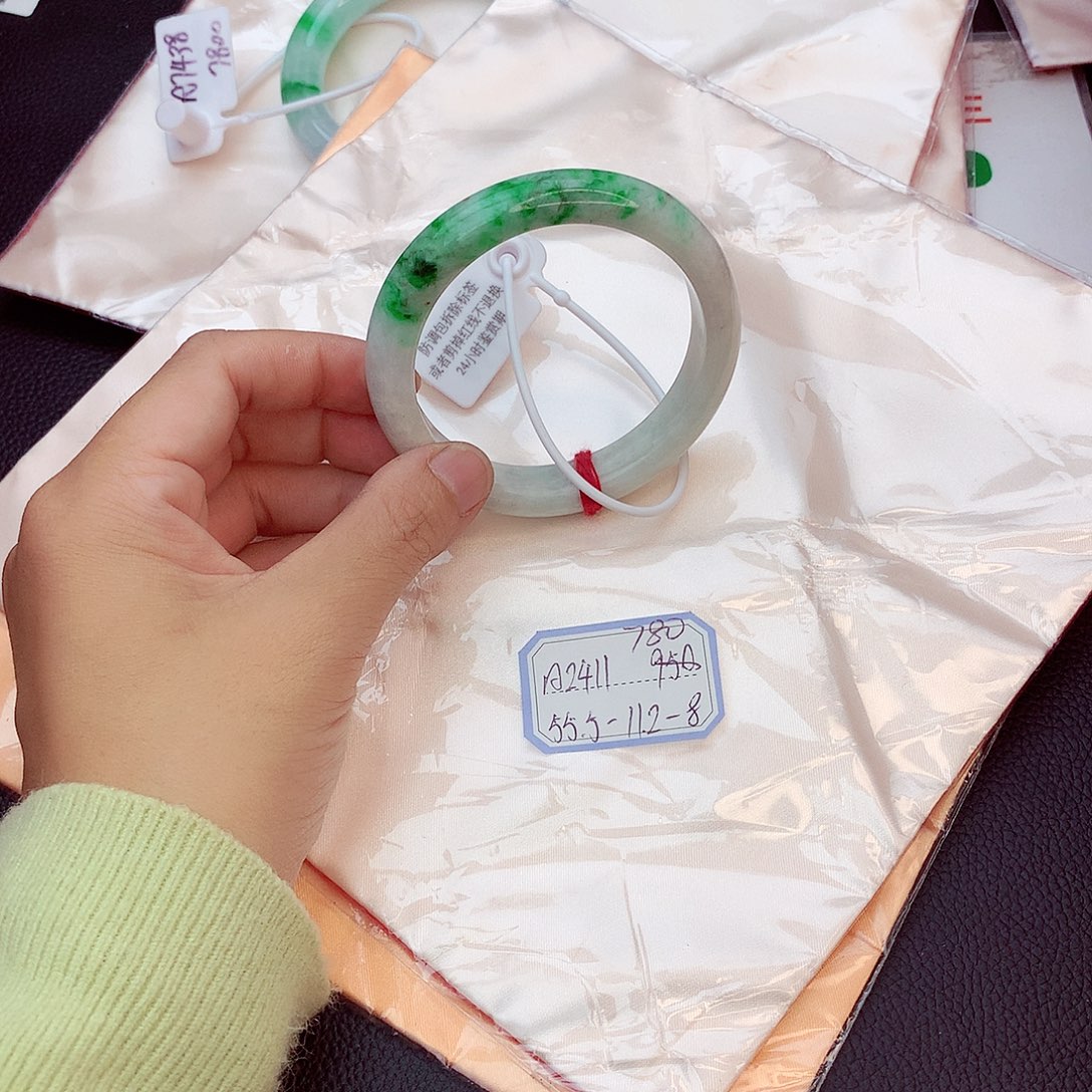 翡翠手镯未镶嵌翡翠