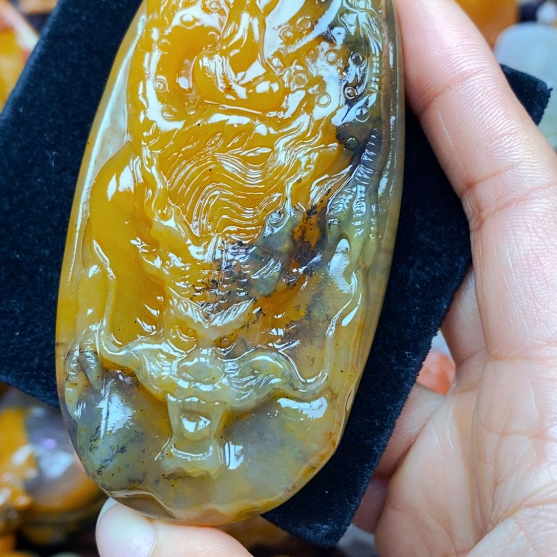 未镶嵌石英质玉（黄龙玉）颈饰