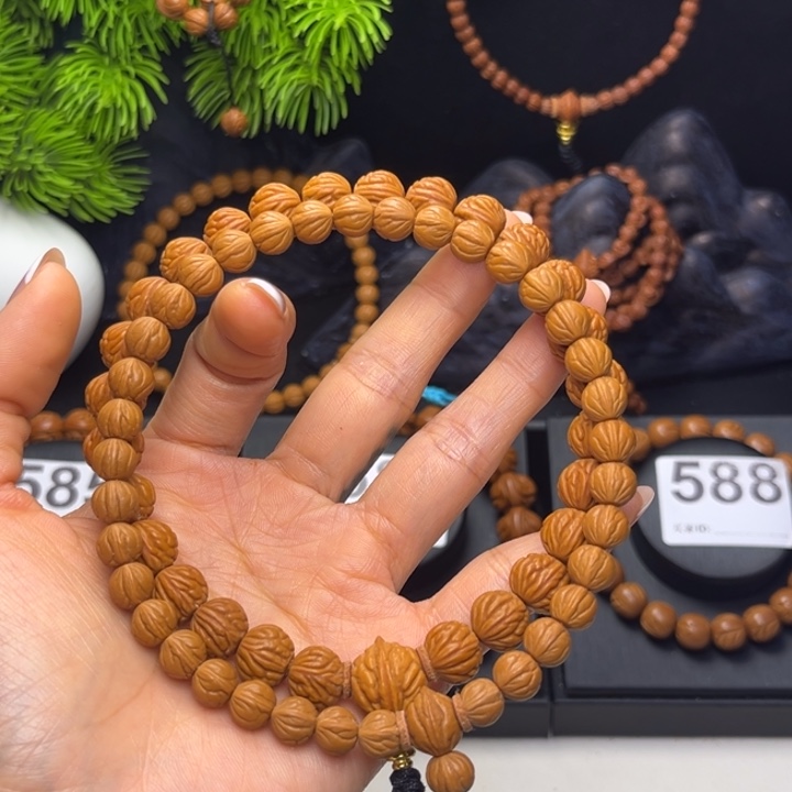 喷***娃桃核吊坠玉龙脊0.8➕金豆11