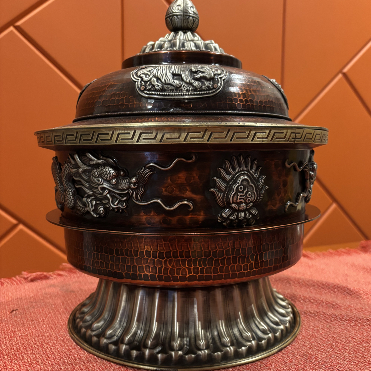 纯铜纯手工精品藏饰宽30高36公分龙锅