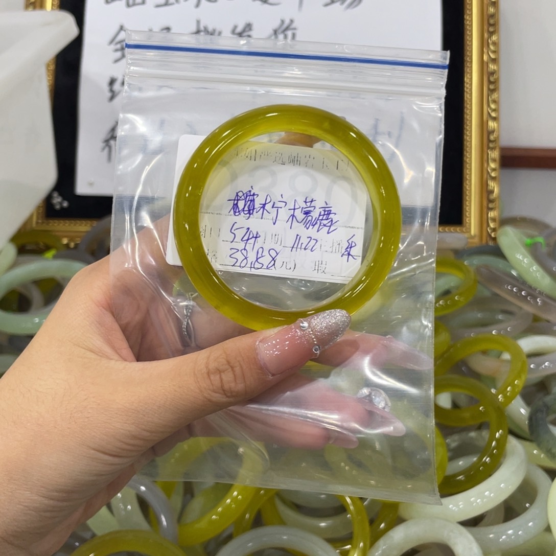 未镶嵌蛇纹石玉颈饰柠*鹿