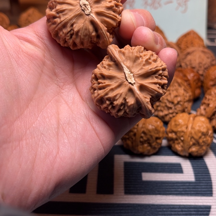 R***d吊坠文玩核桃宫灯