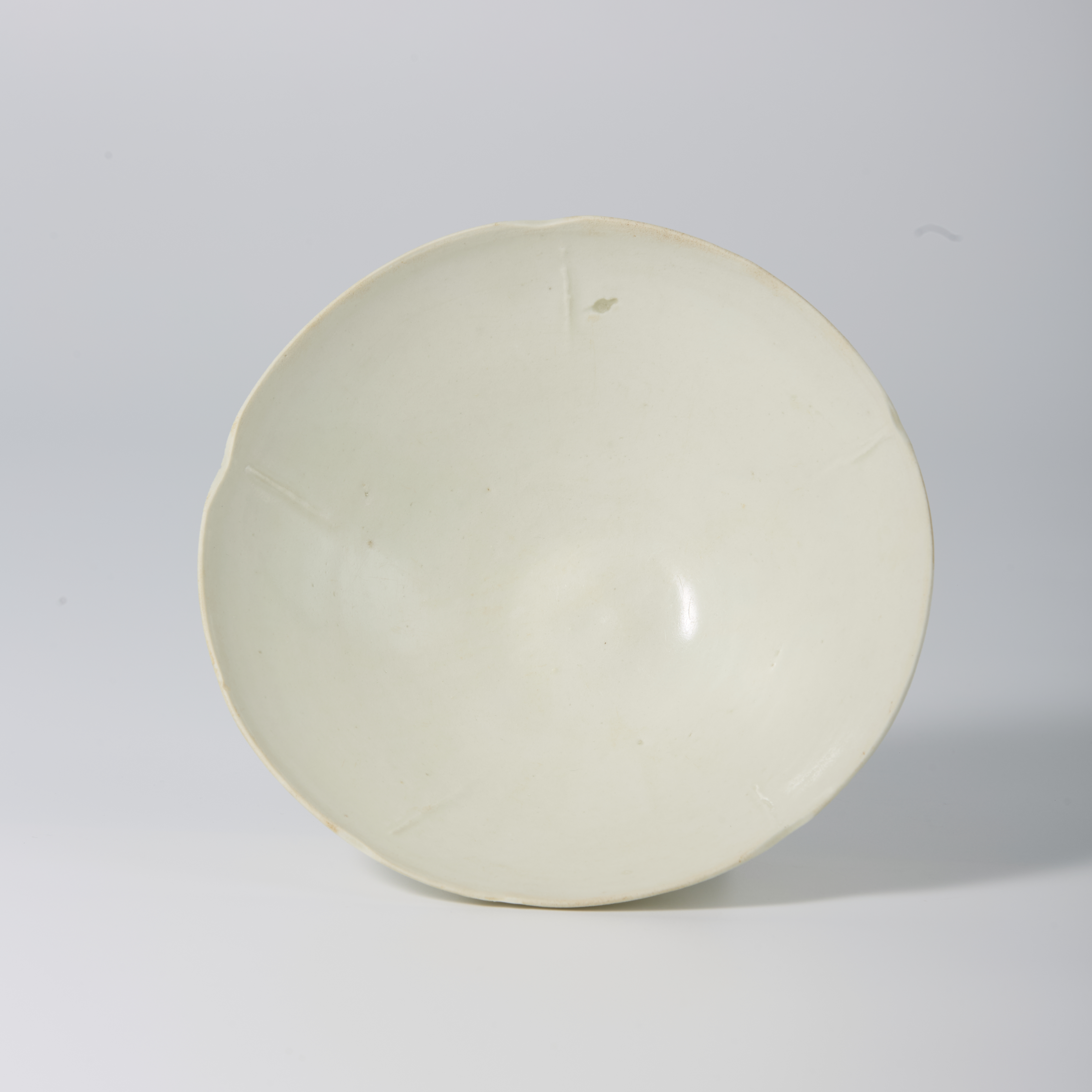 【拍卖预展】Lot9 明代 白釉出筋花口碗