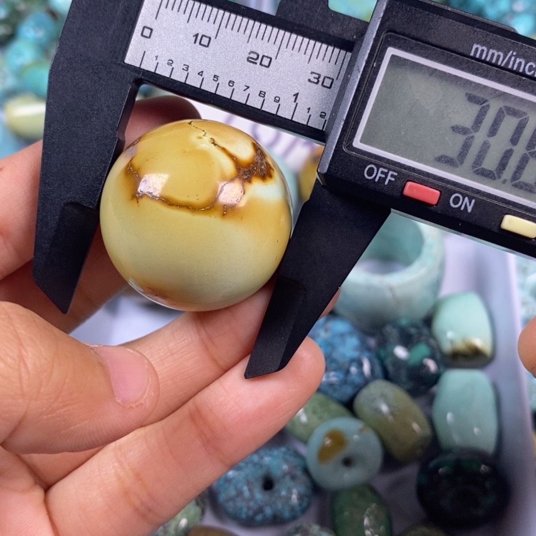 绿松石未镶嵌颈饰