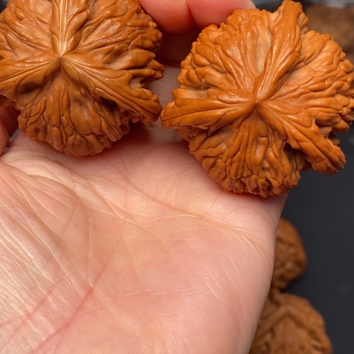 文玩核桃吊坠虎头奔