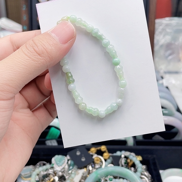 翡翠手镯未镶嵌翡翠