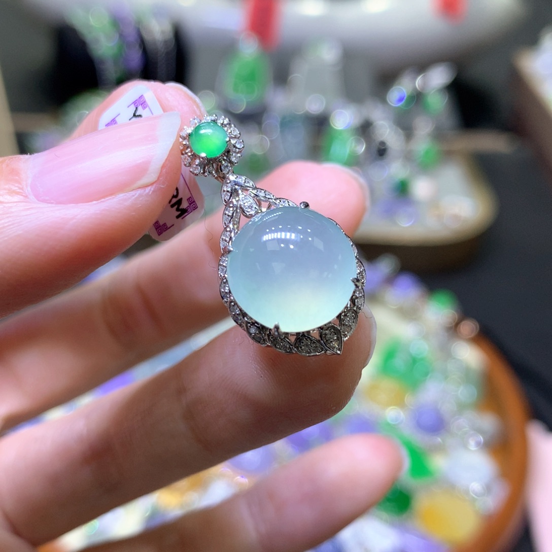 【闪购商品】翡翠颈饰18K金镶嵌翡翠吊坠项链