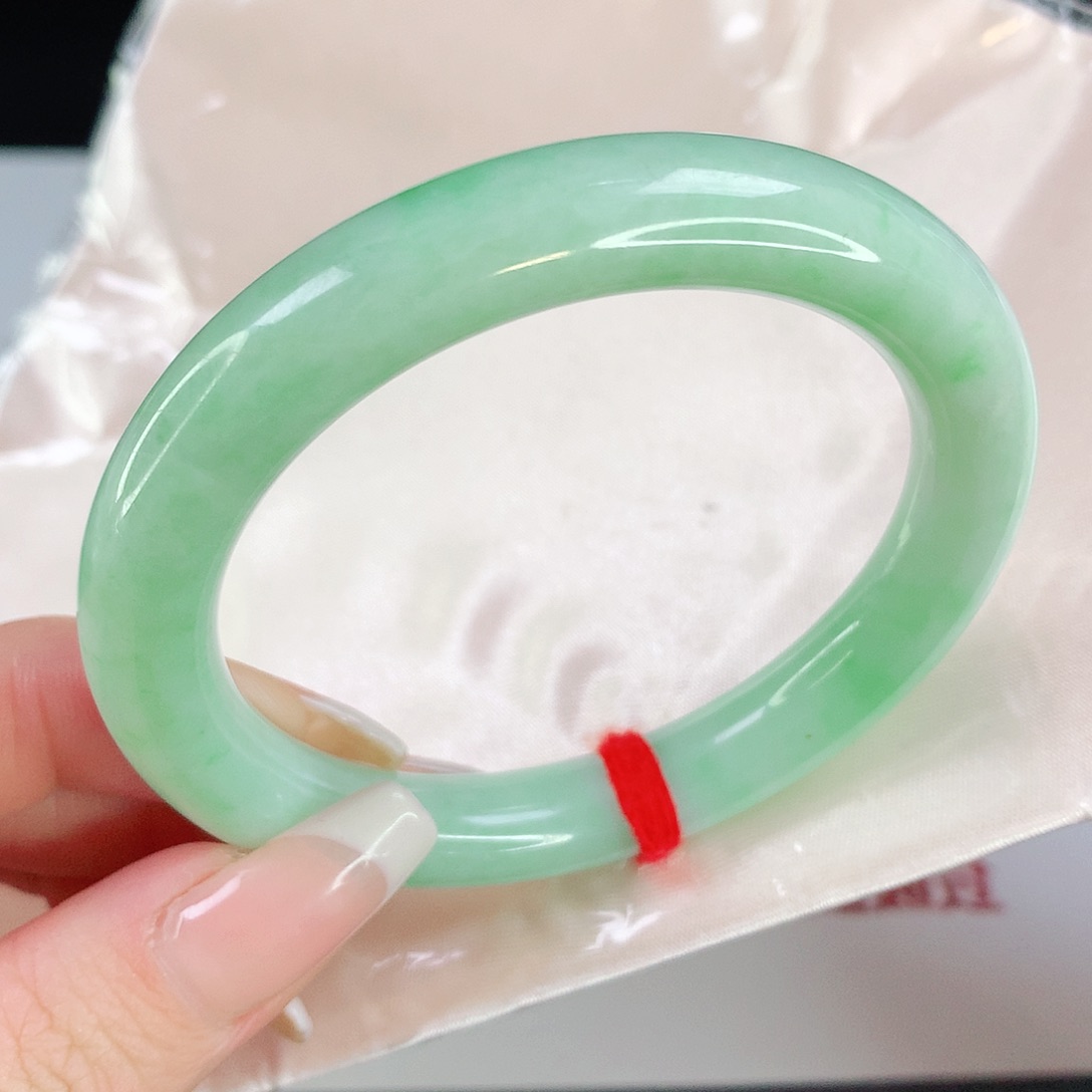 翡翠手镯未镶嵌55圈口