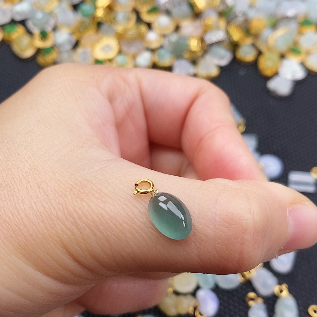 翡翠颈饰18K金镶嵌蛋面