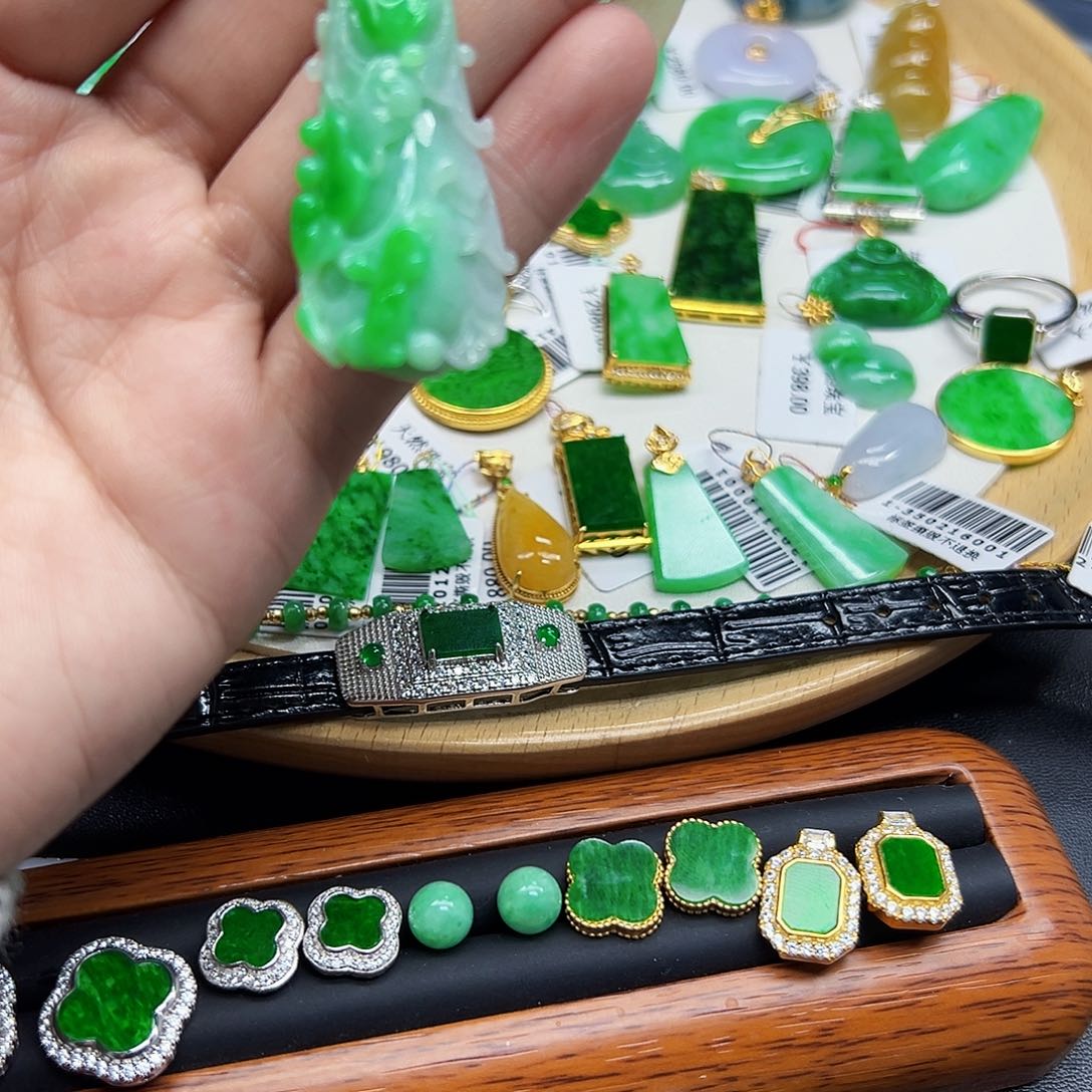 翡翠颈饰18K金镶嵌天然缅料A货一件