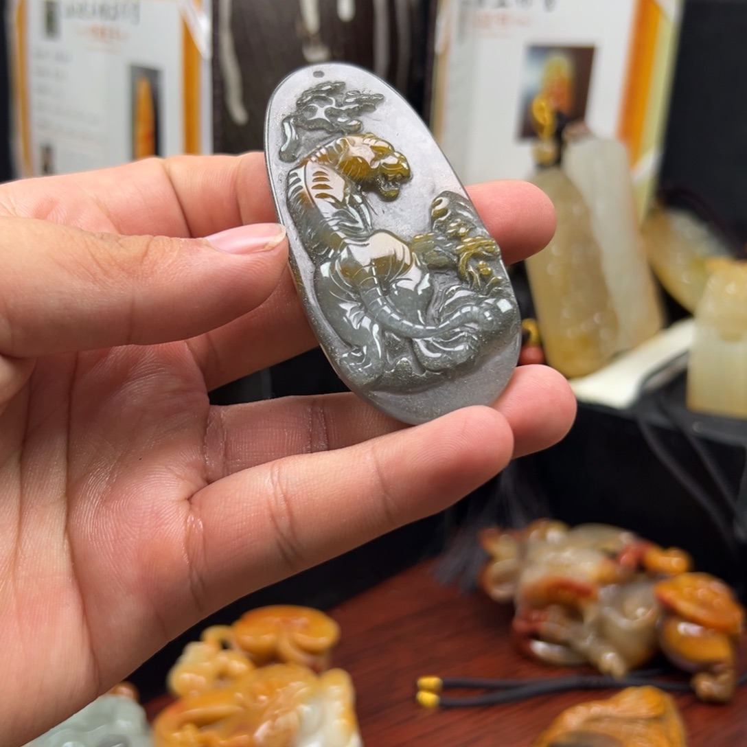 未镶嵌石英质玉（黄龙玉）黄龙玉