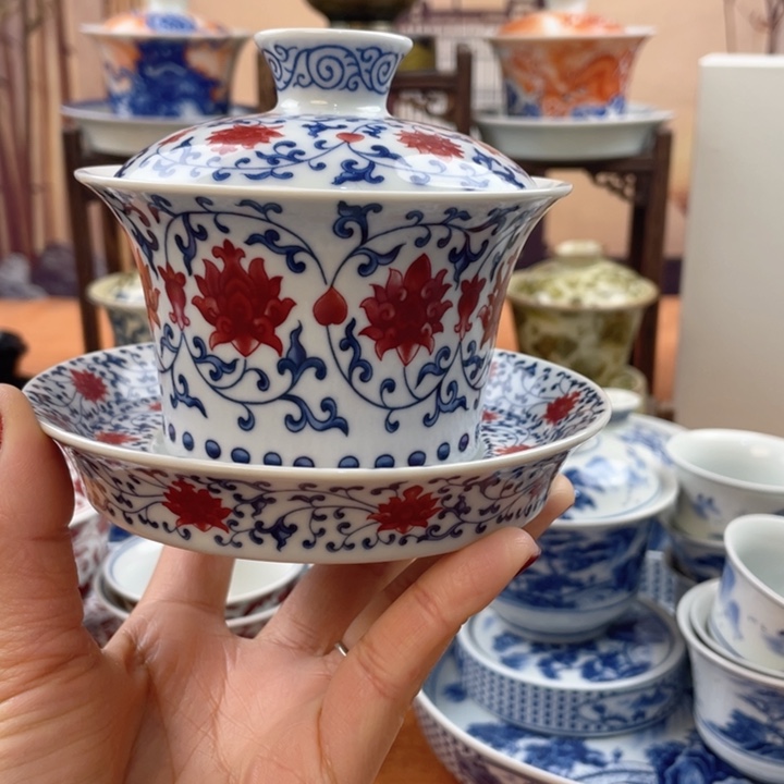 摆件陶青花釉里红缠枝莲马蹄盖碗