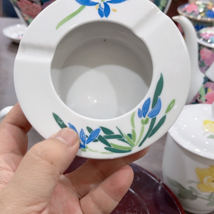 碟釉下五彩的瓷器在瓷器