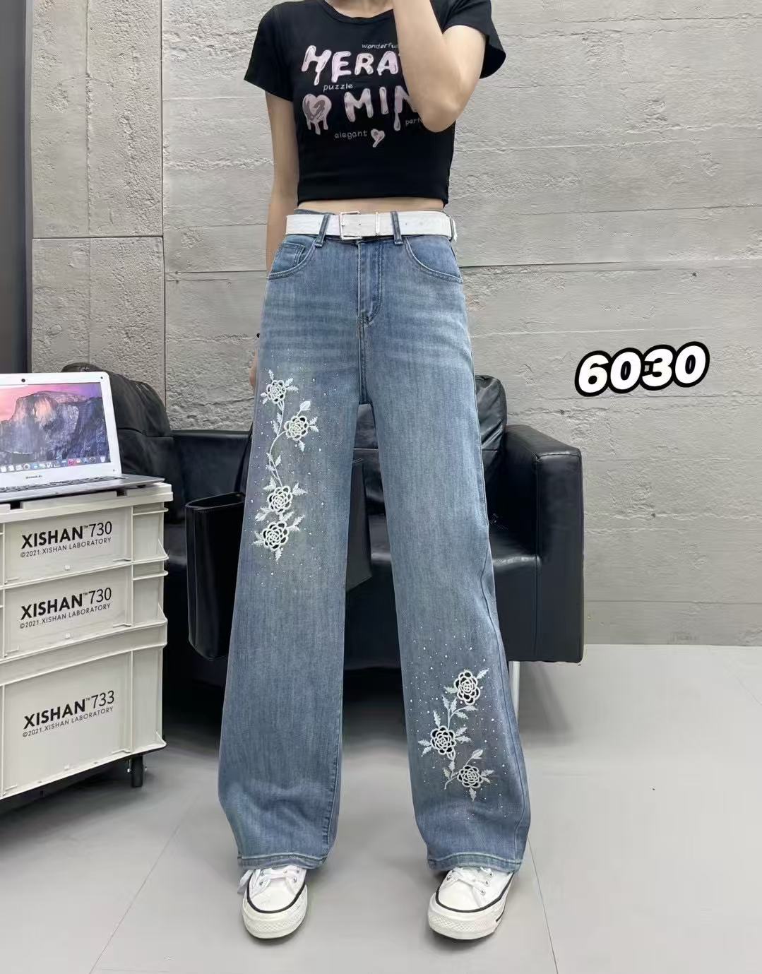 6030  新款镂空绣花直筒裤