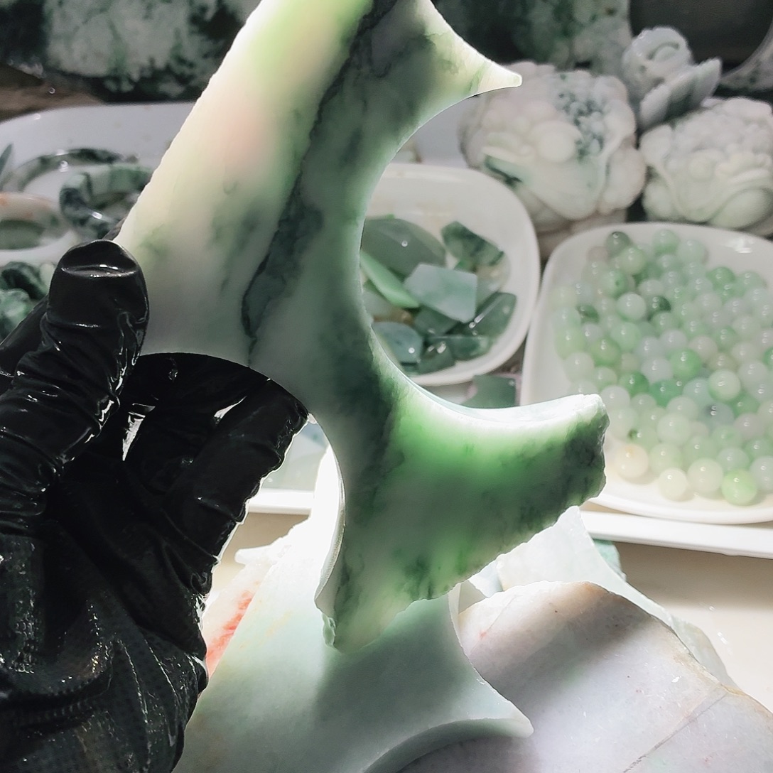 翡翠未镶嵌颈饰边角料