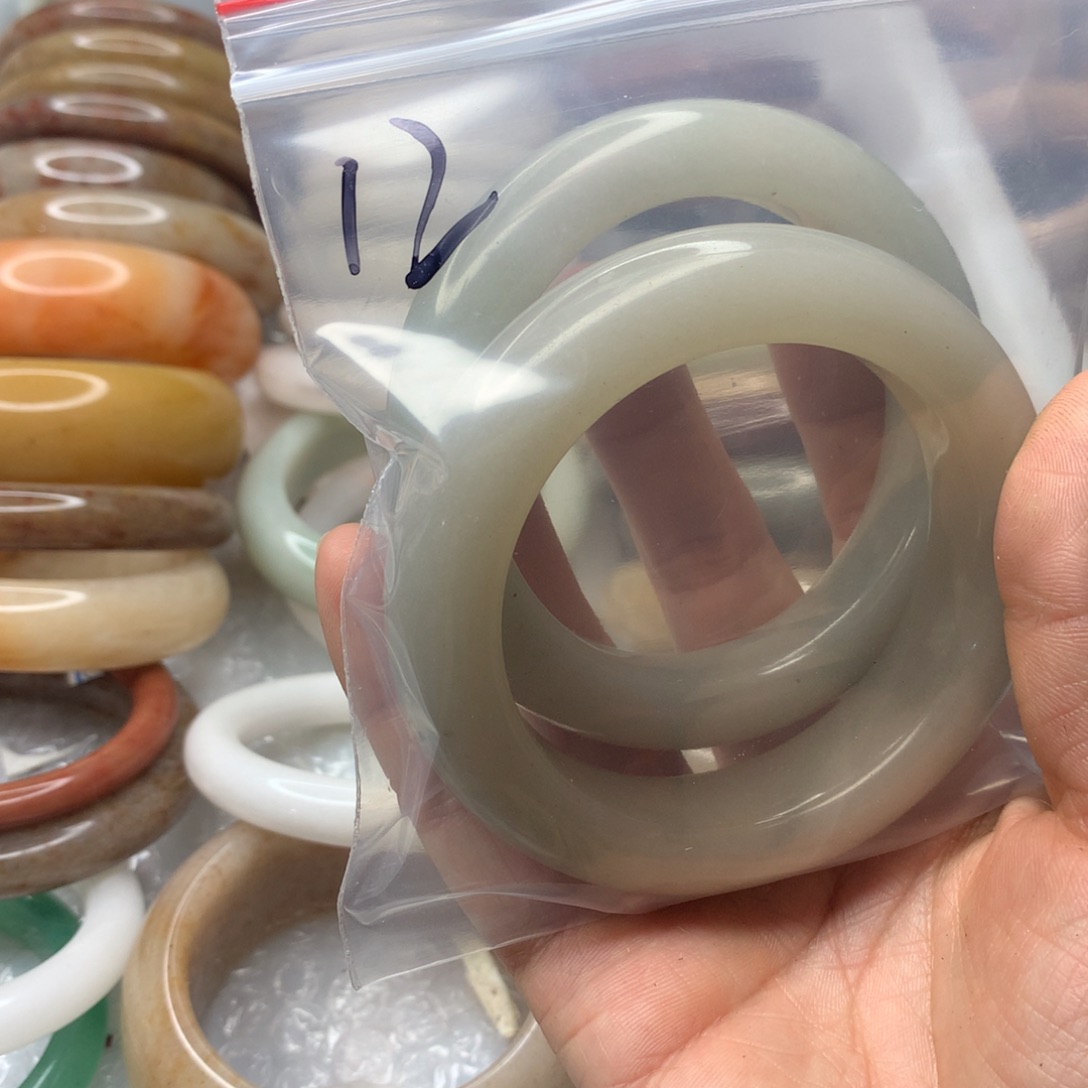 余***己石英质玉未镶嵌手镯12