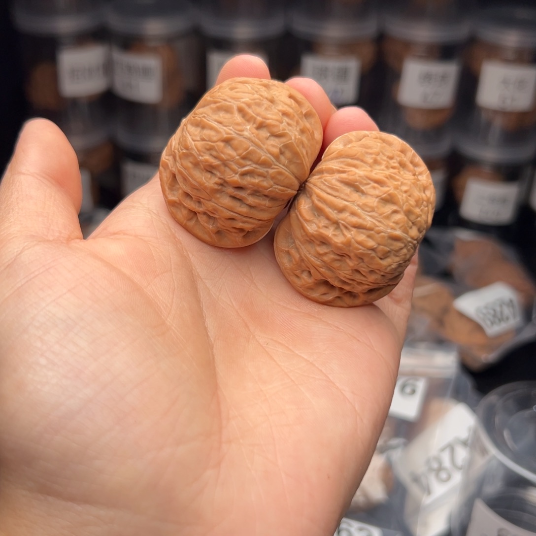 文玩核桃吊坠在*上铁锤