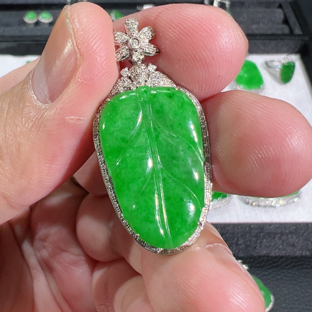 【闪购商品】翡翠吊坠(不含链)18K金镶嵌