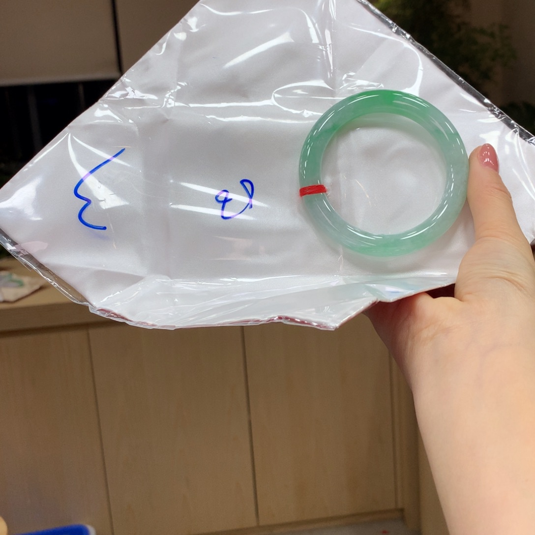 翡翠手镯未镶嵌不退不换