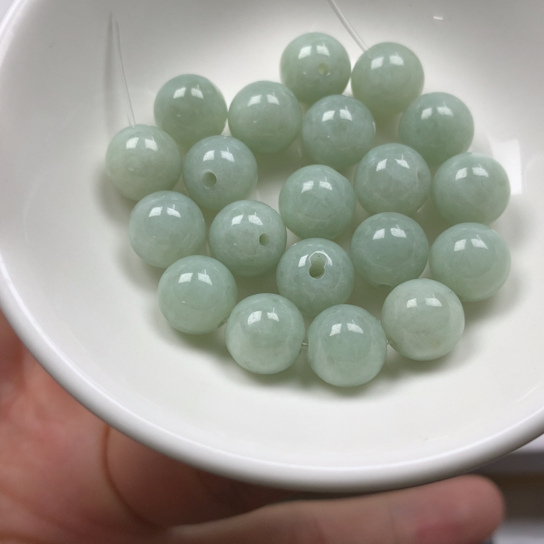 翡翠颈饰未镶嵌卡8.9。单圈。20颗。