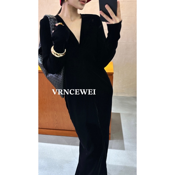 爱唯依（F）-高级感丝绒！V领复古气质连衣裙（657R0611#）VRNCEWEI