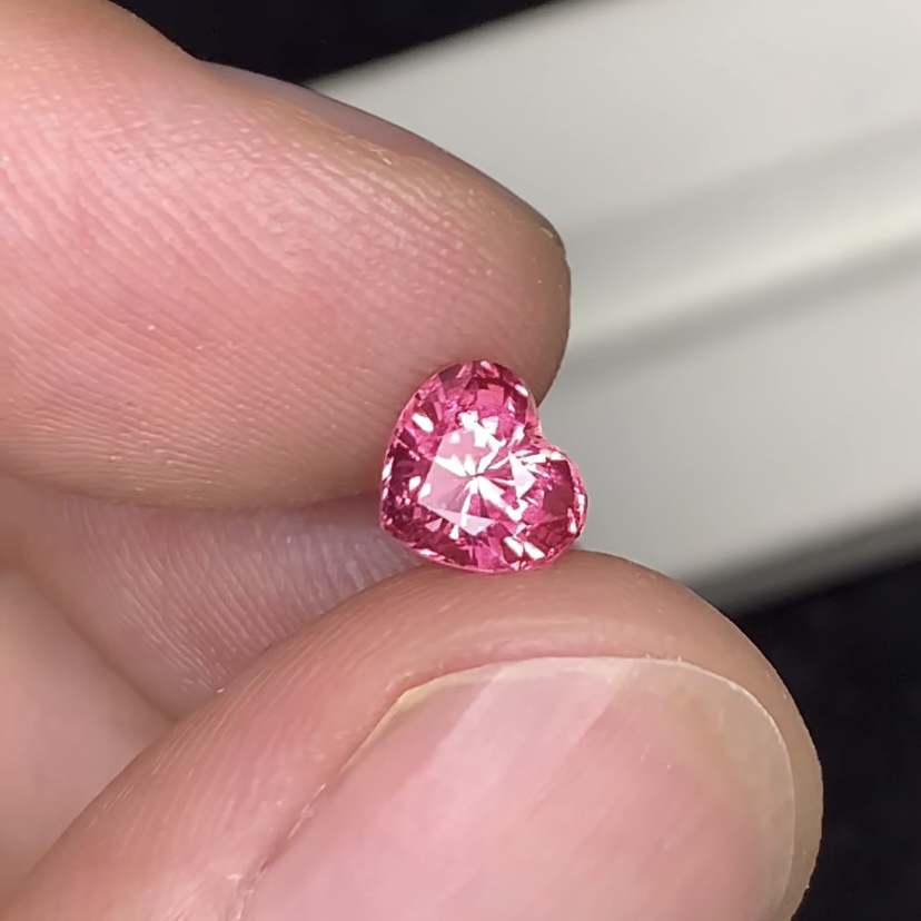 天然阿富汗莲花色心形粉碧玺 1.35ct  艳丽的粉橙色 尺寸6.1×6.9