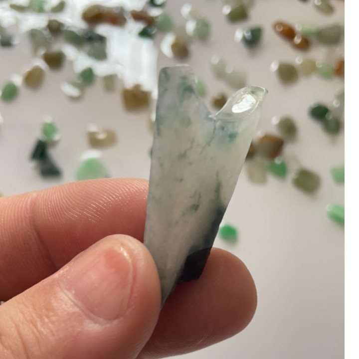 翡翠冰种漂蓝花挂饰小片料
