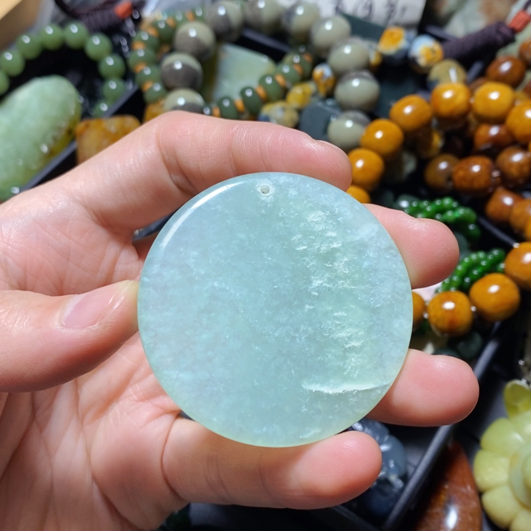 蛇纹石玉未镶嵌颈饰微瑕