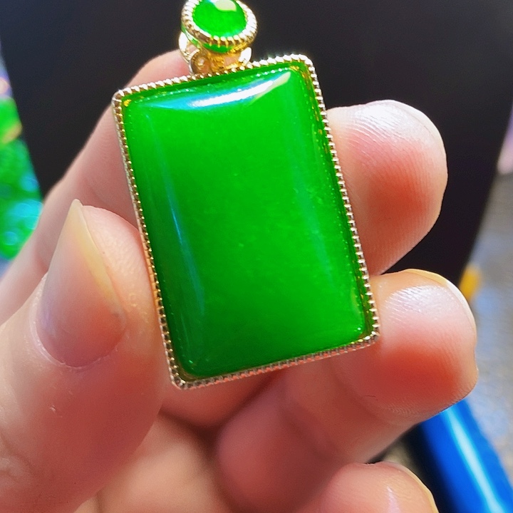 翡翠14K金镶嵌颈饰