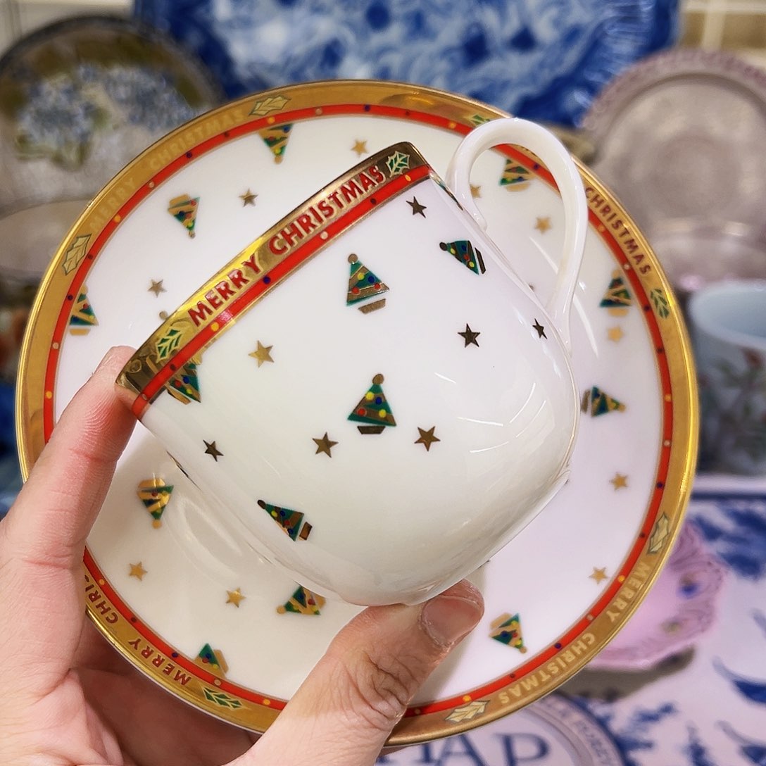 咖啡杯和咖啡杯两块巧克力和牛奶