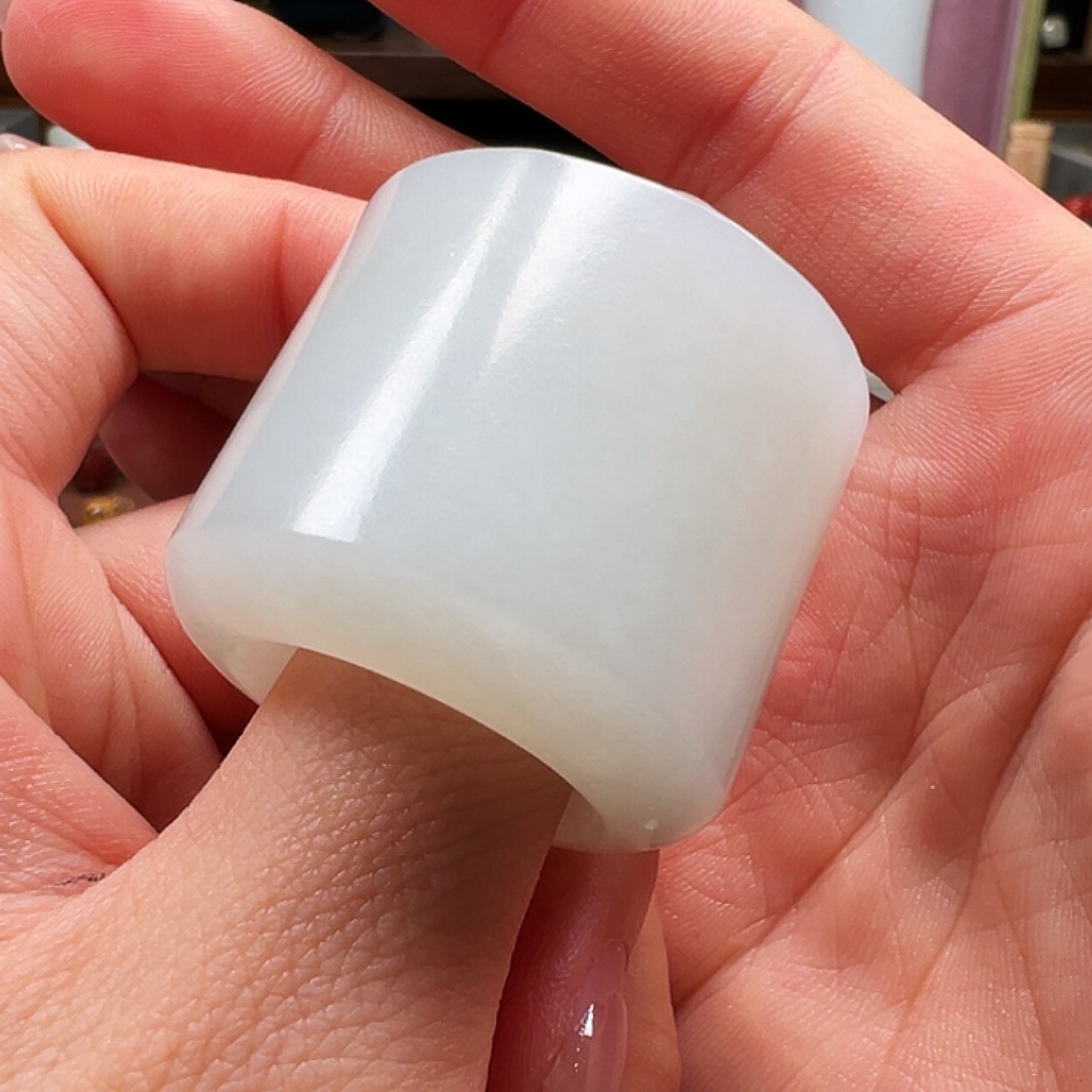 颈饰未镶嵌和田玉人*