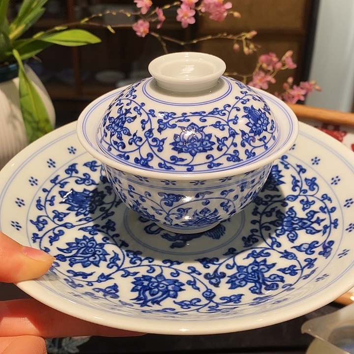 摆件陶缠枝莲一个盖碗一个壶承青花
