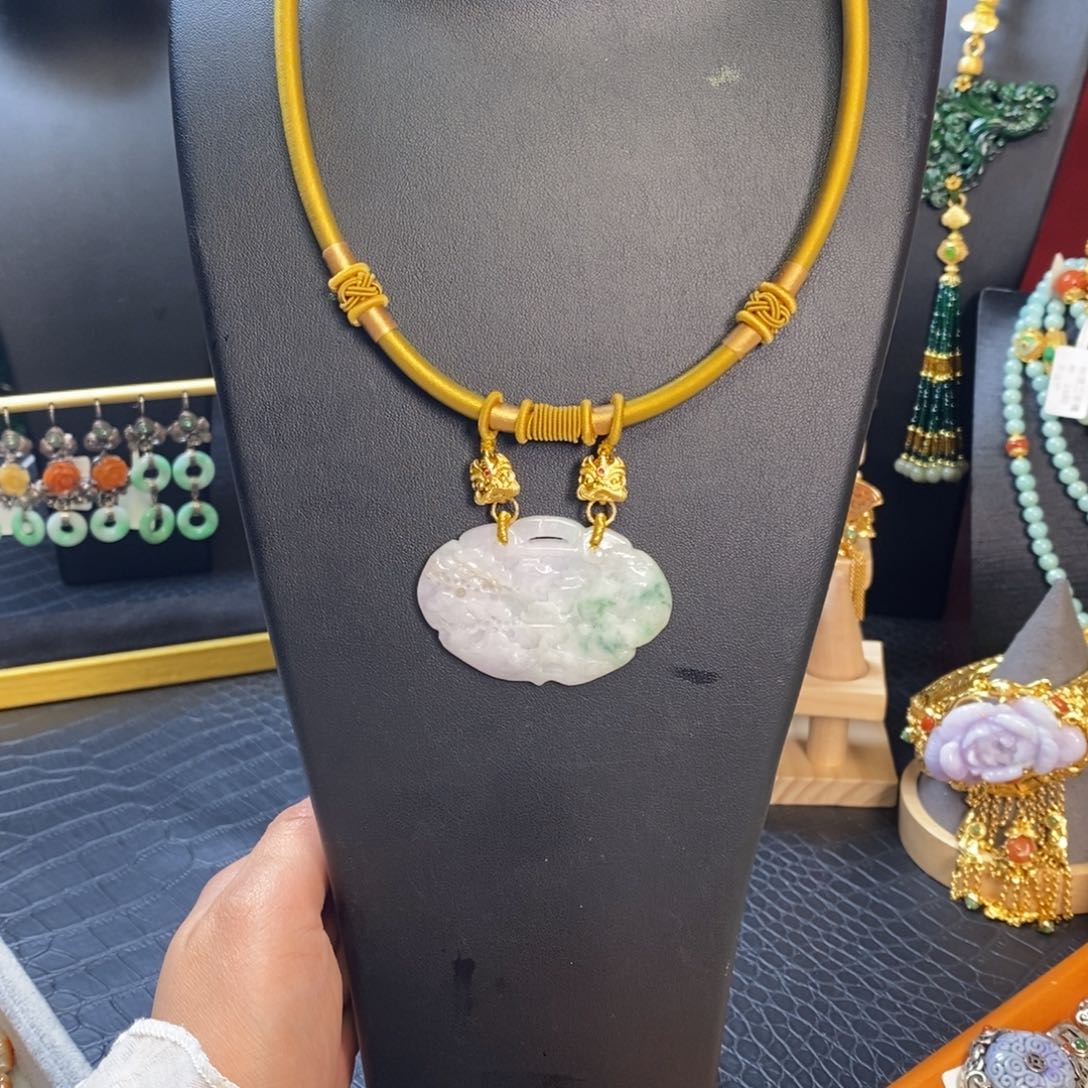 翡翠颈饰未镶嵌如意山水吊坠 亏清