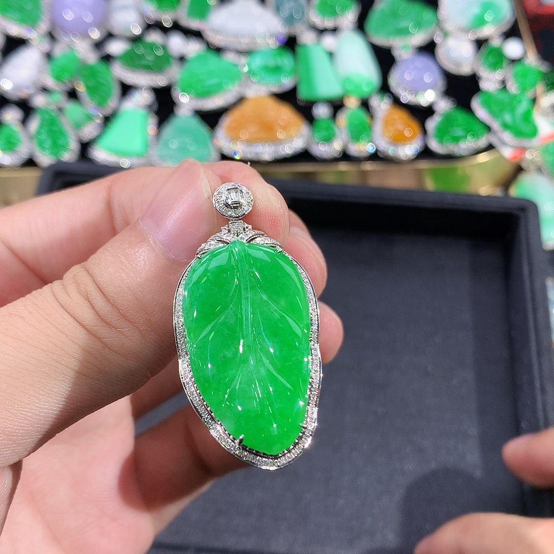 翡翠18K金镶嵌颈饰